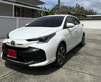 واجهة أمامية لسيارة إيجار Toyota Yaris في في مطار بوكيت, تايلاند ✓ رقم السيارة 8139. ✓ ناقل حركة أوتوماتيكي ✓ تقييمات 0.