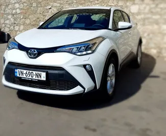 واجهة أمامية لسيارة إيجار Toyota C-HR في في تبليسي, جورجيا ✓ رقم السيارة 8143. ✓ ناقل حركة أوتوماتيكي ✓ تقييمات 0.