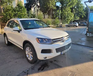 Vista frontal de um aluguel Volkswagen Touareg em Tbilisi, Geórgia ✓ Carro #8083. ✓ Transmissão Automático TM ✓ 0 avaliações.