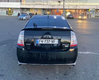 Hybridi 1,5L moottori Toyota Prius 2008 vuokrattavana Kutaisi.