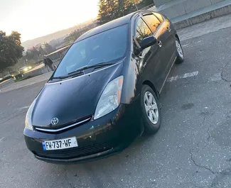 Frontvisning av en leiebil Toyota Prius i Kutaisi, Georgia ✓ Bil #7772. ✓ Automatisk TM ✓ 1 anmeldelser.