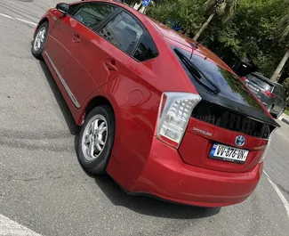 Toyota Prius 2011 med Frontdrev system, tilgængelig i Kutaisi.