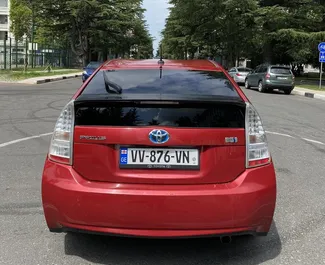 Interiér Toyota Prius k pronájmu v Gruzii. Skvělé auto s 5 sedadly a převodovkou Automatické.