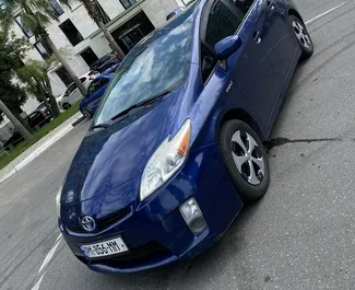 Frontvisning av en leiebil Toyota Prius i Kutaisi, Georgia ✓ Bil #7744. ✓ Automatisk TM ✓ 1 anmeldelser.