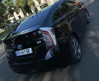 Toyota Prius 2013 vuokrattavissa Kutaisi, rajoittamaton kilometrin rajalla.