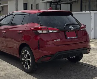 Alquiler de Toyota Yaris. Coche Economía, Confort para alquilar en Tailandia ✓ Depósito de 5000 THB ✓ opciones de seguro TPL, CDW, SCDW, FDW, Robo, Joven, Sin depósito.