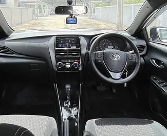 Toyota Yaris 2024 的 Petrol 1.2L 发动机，在 在普吉机场 出租。