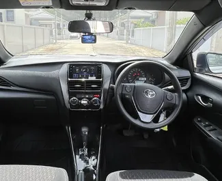 Toyota Yaris 2024 的 Petrol 1.2L 发动机，在 在普吉机场 出租。