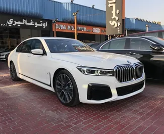 Frontvisning av en leiebil BMW 730Li i Dubai, De Forente Arabiske Emirater ✓ Bil #4941. ✓ Automatisk TM ✓ 0 anmeldelser.