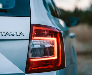 Interiér Skoda Octavia Combi na prenájom v v Čiernej Hore. Skvelé auto so sedadlami pre 5 osôb s prevodovkou Automatické.