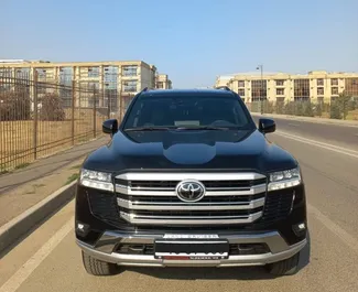 Sprednji pogled najetega avtomobila Toyota Land Cruiser 300 v v Bakuju, Azerbajdžan ✓ Avtomobil #7961. ✓ Menjalnik Samodejno TM ✓ Mnenja 0.