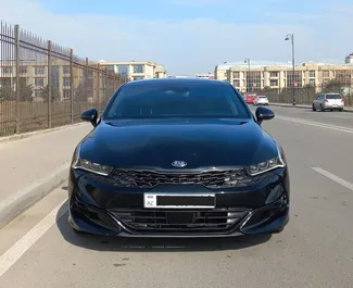 Sprednji pogled najetega avtomobila Kia K5 v v Bakuju, Azerbajdžan ✓ Avtomobil #7956. ✓ Menjalnik Samodejno TM ✓ Mnenja 0.