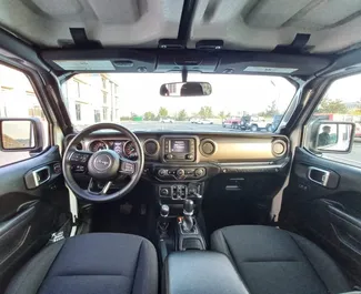 Jeep Wrangler Sahara 2020 auto rentimine Aserbaidžaanis, sisaldab ✓ Bensiin kütust ja 272 hobujõudu ➤ Alates 200 AZN päevas.