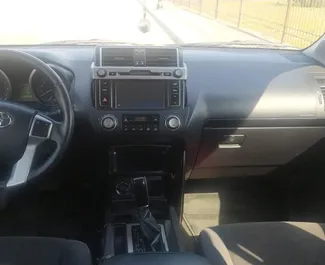Toyota Land Cruiser Prado 2015 autóbérlés Azerbajdzsánban, jellemzők ✓ Benzin üzemanyag és  lóerő ➤ Napi 90 AZN-tól kezdődően.