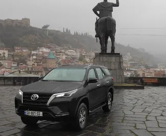 Toyota Fortuner 2022 tillgänglig för uthyrning i Tbilisi, med en körsträckegräns på obegränsad.