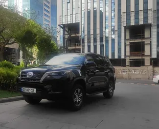 Framvy av en hyrbil Toyota Fortuner i Tbilisi, Georgien ✓ Bil #8141. ✓ Växellåda Automatisk TM ✓ 0 recensioner.
