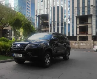 Vista frontal de un Toyota Fortuner de alquiler en Tiflis, Georgia ✓ Coche n.º 8141. ✓ Automático TM ✓ 0 opiniones.