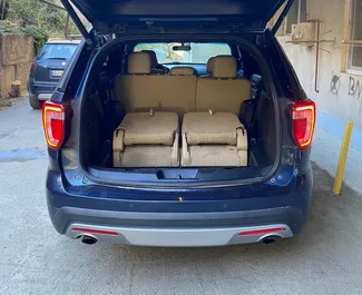 Interior de Ford Explorer para alquilar en Georgia. Un gran coche de 7 plazas con transmisión Automático.