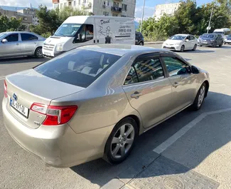 Toyota Camry 2013 için kiralık Benzin 1,6L motor, Tiflis'te.