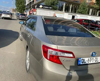 Toyota Camry 2013 tilgjengelig for leie i Tbilisi, med ubegrenset kilometergrense.