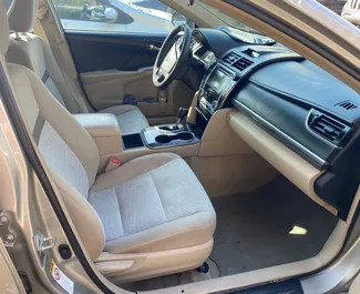 Interior do Toyota Camry para aluguer na Geórgia. Um excelente carro de 5 lugares com transmissão Automático.