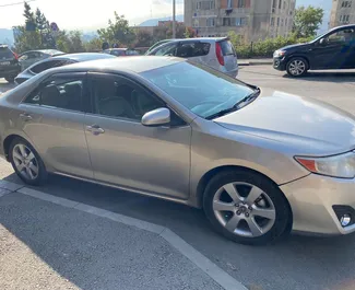 Toyota Camry 2013 autóbérlés Grúziában, jellemzők ✓ Benzin üzemanyag és 145 lóerő ➤ Napi 100 GEL-tól kezdődően.