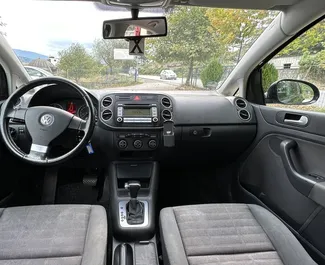 Interior de Volkswagen Golf Plus para alquilar en Albania. Un gran coche de 5 plazas con transmisión Automático.