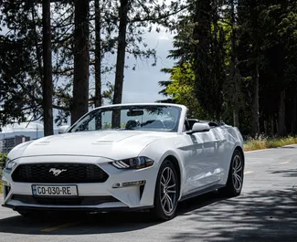 Frontvisning av en leiebil Ford Mustang Cabrio i Tbilisi, Georgia ✓ Bil #8032. ✓ Automatisk TM ✓ 2 anmeldelser.