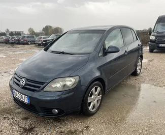 Sprednji pogled najetega avtomobila Volkswagen Golf Plus v na letališču Tirana, Albanija ✓ Avtomobil #8136. ✓ Menjalnik Samodejno TM ✓ Mnenja 1.