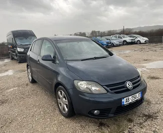 Ενοικίαση αυτοκινήτου Volkswagen Golf Plus #8136 με κιβώτιο ταχυτήτων Αυτόματο στο αεροδρόμιο των Τιράνων, εξοπλισμένο με κινητήρα 2,0L ➤ Από Romeo στην Αλβανία.