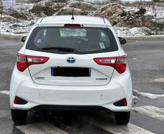 إيجار Toyota Yaris. سيارة الاقتصاد, الراحة للإيجار في في الجبل الأسود ✓ إيداع 200 EUR ✓ خيارات التأمين TPL, في الخارج, الشباب.