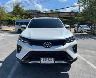 Framvy av en hyrbil Toyota Fortuner på Samui Airport, Thailand ✓ Bil #8104. ✓ Växellåda Automatisk TM ✓ 1 recensioner.