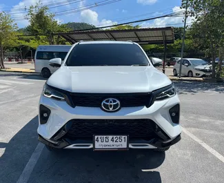 Kiralık bir Toyota Fortuner Samui Havalimanı'nda, Tayland ön görünümü ✓ Araç #8104. ✓ Otomatik TM ✓ 1 yorumlar.