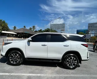 Autóbérlés Toyota Fortuner #8104 Automatikus a Szamui repülőtéren, 2,4L motorral felszerelve ➤ Alonggorn-től Thaiföldön.