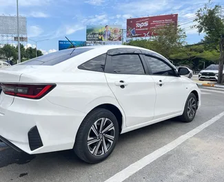 Vista frontal de um aluguel Toyota Yaris Ativ no aeroporto de Samui, Tailândia ✓ Carro #8106. ✓ Transmissão Automático TM ✓ 0 avaliações.