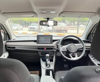 Toyota Yaris Ativ 2023 için kiralık Benzin 1,2L motor, Samui Havalimanı'nda.