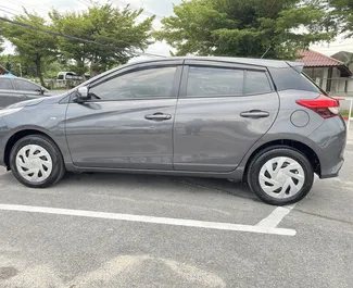 Alquiler de coches Toyota Yaris Ativ n.º 8107 Automático en el aeropuerto de Samui, equipado con motor de 1,2L ➤ De Alonggorn en Tailandia.