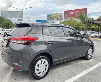 Toyota Yaris Ativ 2023 auton vuokraus Thaimaassa, sisältää ✓ Bensiini polttoaineen ja 92 hevosvoimaa ➤ Alkaen 800 THB päivässä.