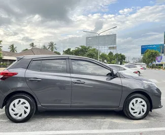 Vooraanzicht van een huurauto Toyota Yaris Ativ op de luchthaven van Samui, Thailand ✓ Auto #8107. ✓ Transmissie Automatisch TM ✓ 0 beoordelingen.