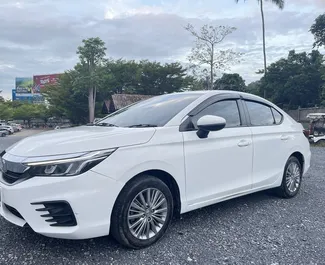 Predný pohľad na prenajaté auto Honda City v na letisku Samui, Thajsko ✓ Auto č. 8103. ✓ Prevodovka Automatické TM ✓ Hodnotenia 0.