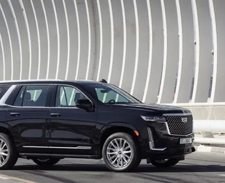 تأجير سيارة Cadillac Escalade 2021 في في الإمارات العربية المتحدة، تتميز بـ ✓ وقود البنزين وقوة 420 حصان ➤ بدءًا من 1050 AED يوميًا.