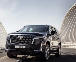 ドバイにて、アラブ首長国連邦にてでのCadillac Escalade #4938 自動カーレンタル、3.0Lエンジン搭載 ➤ シェシャンから。