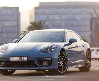 Vista frontal de un Porsche Panamera de alquiler en Dubai, EAU ✓ Coche n.º 4951. ✓ Automático TM ✓ 0 opiniones.