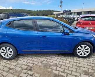 Vista frontal de um aluguel Renault Clio 5 no aeroporto de Bodrum, Turquia ✓ Carro #8049. ✓ Transmissão Automático TM ✓ 0 avaliações.