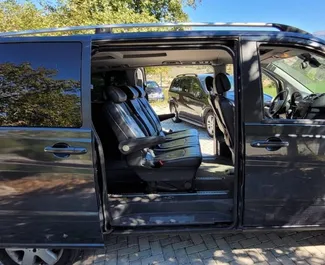 Vista frontal de un Mercedes-Benz Viano de alquiler en el aeropuerto de Tirana, Albania ✓ Coche n.º 8054. ✓ Automático TM ✓ 0 opiniones.