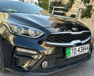 Vista frontal de un Kia Cerato de alquiler en Ammán, Jordan ✓ Coche n.º 7962. ✓ Automático TM ✓ 0 opiniones.