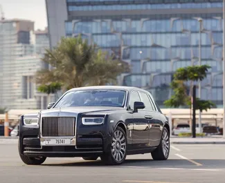 Frontvisning av en leiebil Rolls-Royce Phantom i Dubai, De Forente Arabiske Emirater ✓ Bil #8003. ✓ Automatisk TM ✓ 0 anmeldelser.