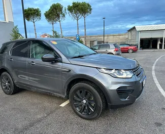 Vista frontal de un Land Rover Discovery Sport de alquiler en Tirana, Albania ✓ Coche n.º 8010. ✓ Automático TM ✓ 0 opiniones.