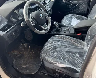 在 阿联酋 租赁 BMW X1 2021 汽车，特点包括 ✓ 使用 Petrol 燃料和 228 马力 ➤ 起价 394 AED 每天。