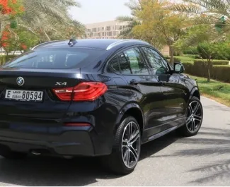 Vista frontal de un BMW X4 de alquiler en Dubai, EAU ✓ Coche n.º 4929. ✓ Automático TM ✓ 0 opiniones.